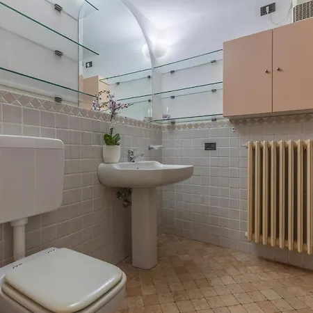 Guesthost - Exclusive Duplex In The Center X9!
